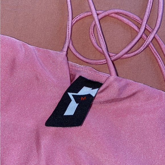 GSUWOO shop so real two piece pink set, very flattering on the body. Never worn - Picture 6 of 7